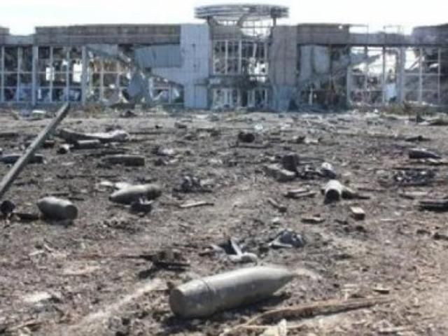 Обстріли донецького аеропорту тривають, українські військові покинули старий термінал, — ЗМІ