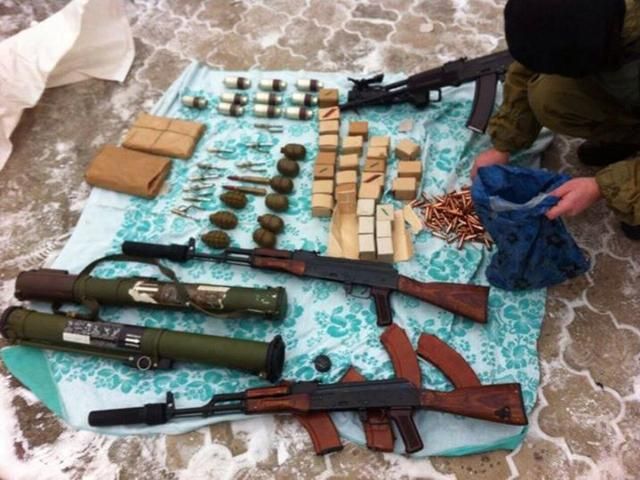 В Артемівську зупинили автомобіль з вибуховим пристроєм і арсеналом зброї (Фото) В Артемівську зупинили автомобіль з вибуховим пристроєм і арсеналом зброї (Фото)