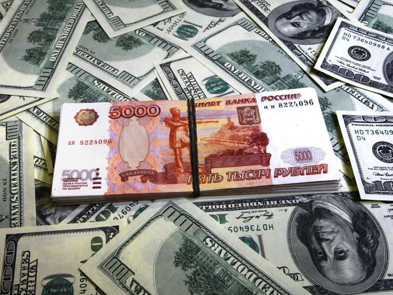 Евро в России поднялся выше 67 рублей, доллар выше 54