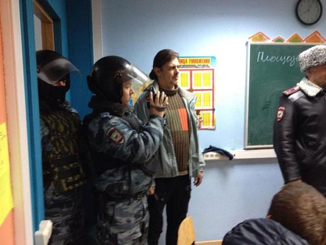 У Москві “ОМОН” розігнав лекцію про Майдан У Москві “ОМОН” розігнав лекцію про Майдан