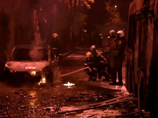 В Афінах — погроми: анархісти палять автівки, поліція застосовує сльозогінний газ