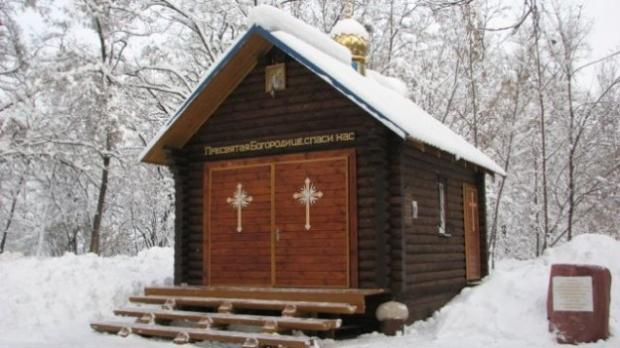 В Киеве бутылкой с зажигательной смесью подожгли храм УПЦ В Киеве бутылкой с зажигательной смесью подожгли храм УПЦ