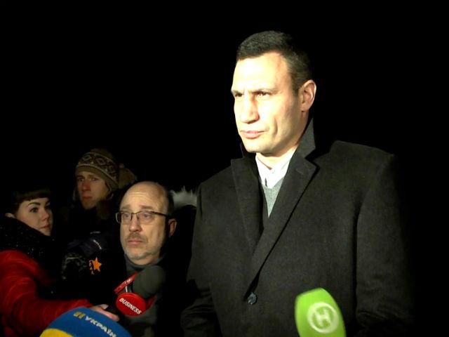 Кличко та кияни зустрічали героїв, що повернулись з АТО Кличко та кияни зустрічали героїв, що повернулись з АТО