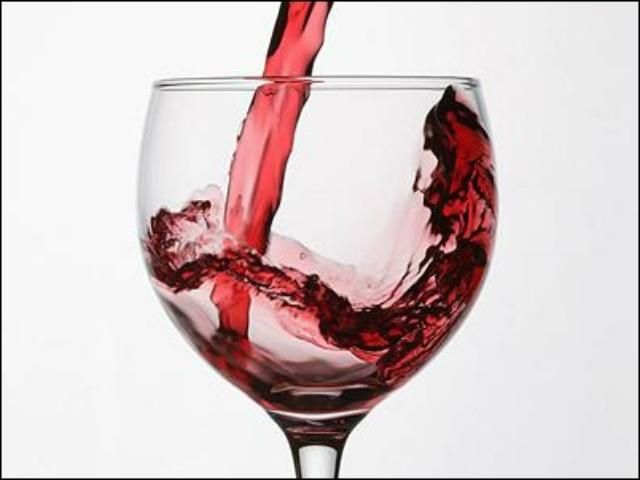 В США придумали необычный бокал, из которого не выливается вино (Видео)