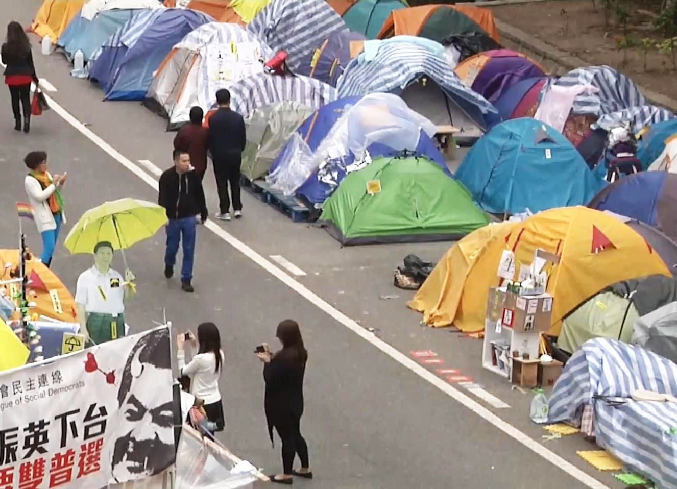 Лидеры протестов в Гонконге пришли сдаваться в полицию Лидеры протестов в Гонконге пришли сдаваться в полицию