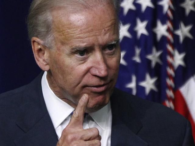 Байден сказав Яценюку, щоб беріг гроші для пенсіонерів з окупованих територій Байден сказав Яценюку, щоб беріг гроші для пенсіонерів з окупованих територій