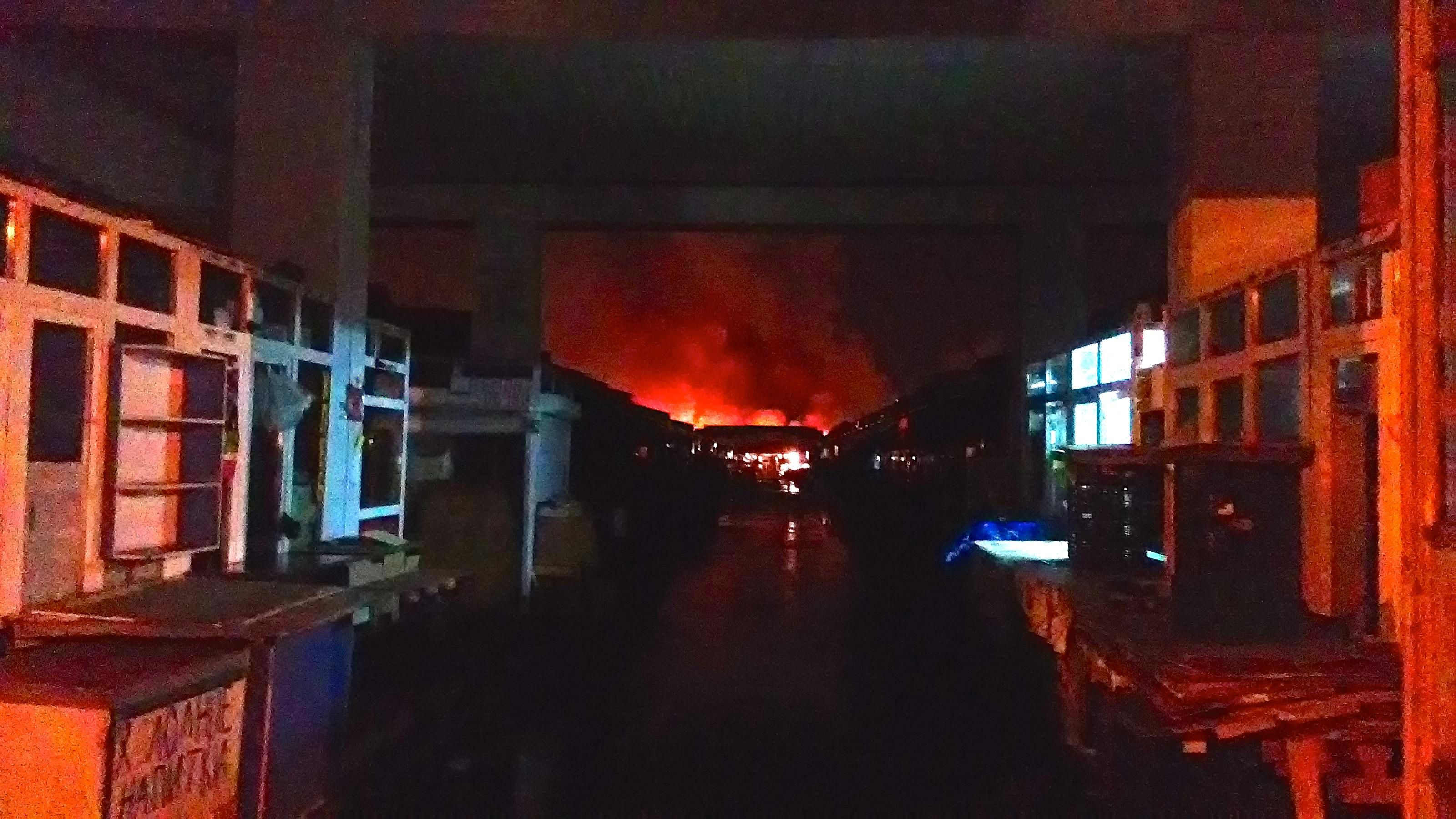 В Грозном горит рынок "Беркат" В Грозном горит рынок "Беркат"