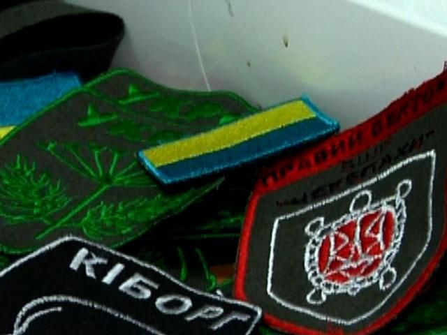 Львів`янин вдома вишиває для солдатів шеврони Львів`янин вдома вишиває для солдатів шеврони