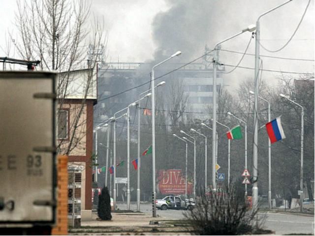 В Грозном продолжается ожесточенный бой возле школы (Видео) В Грозном продолжается ожесточенный бой возле школы (Видео)