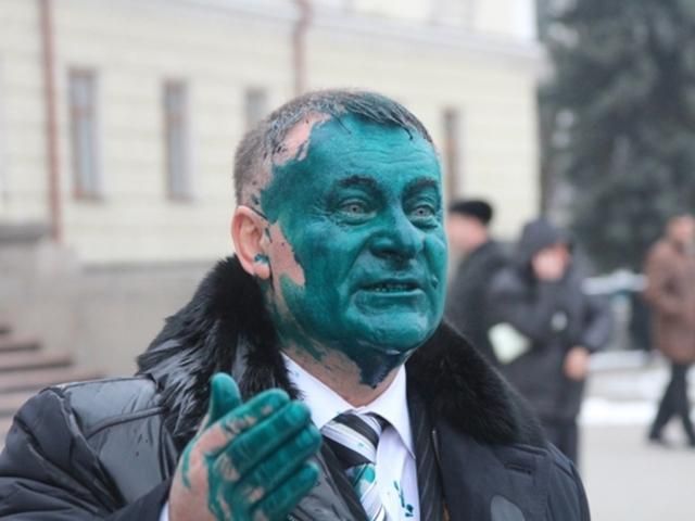 На Хмельниччині екс-регіонала облили зеленкою На Хмельниччині екс-регіонала облили зеленкою