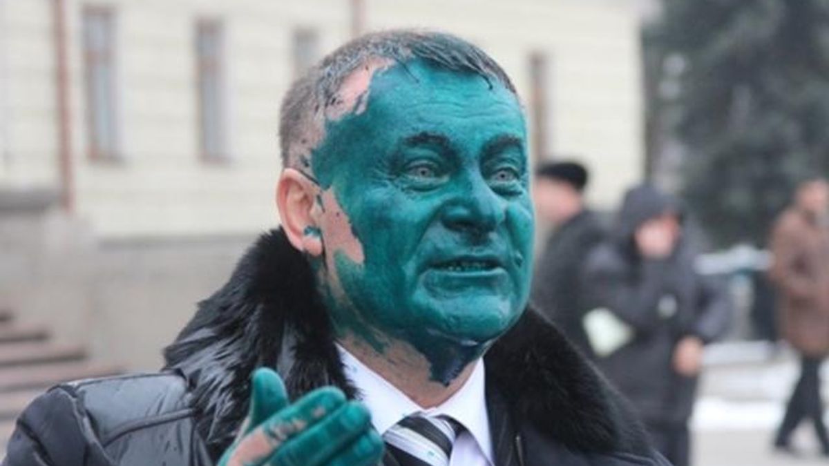На Хмельниччині екс-регіонала облили зеленкою На Хмельниччині екс-регіонала облили зеленкою