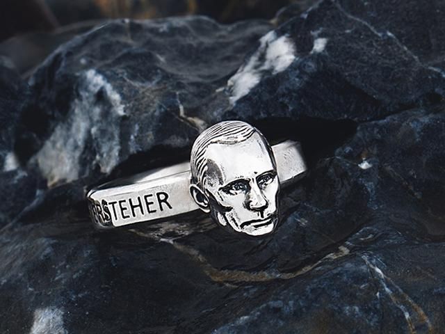 В России продают "патриотические" кольца с изображением Путина (Фото)