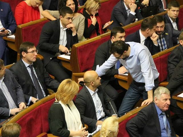 Билися та мирилися: засідання Ради у фото Билися та мирилися: засідання Ради у фото