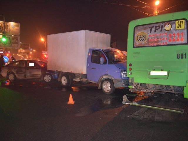 Масштабне ДТП у Харкові: кілька десятків осіб госпіталізовано (Фото) Масштабне ДТП у Харкові: кілька десятків осіб госпіталізовано (Фото)