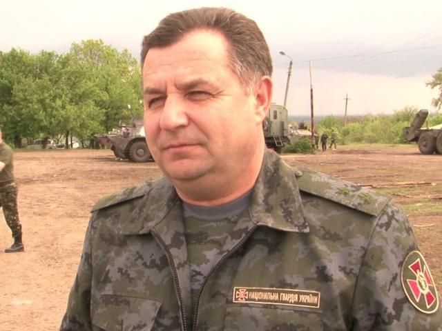 Полторак нагородив волонтерів зброєю