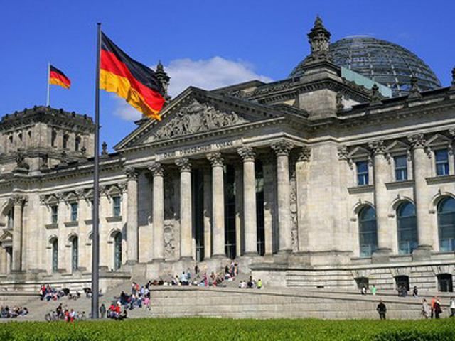 Немцы поддерживают жесткую политику в отношении России, — опрос Немцы поддерживают жесткую политику в отношении России, — опрос