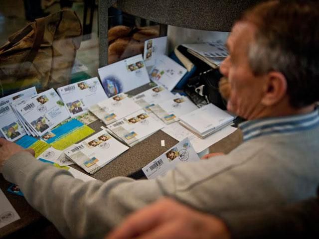 “Укрпошта” випустила марку на честь захисників України (Фото) “Укрпошта” випустила марку на честь захисників України (Фото)
