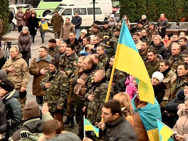 Львів'яни з оркестром зустріли батальйон тероборони "Воля" Львів'яни з оркестром зустріли батальйон тероборони "Воля"