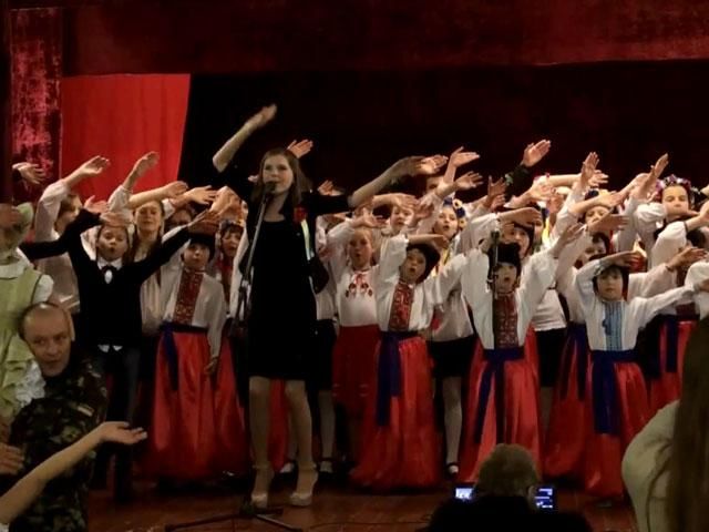 У Житомирському шпиталі діти привітали бійців до дня ЗСУ