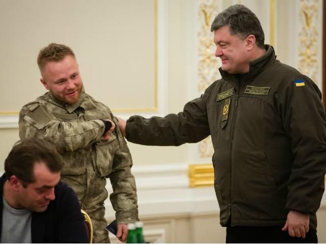 Порошенко вручив паспорт України воїну-білорусу (Відео) Порошенко вручив паспорт України воїну-білорусу (Відео)