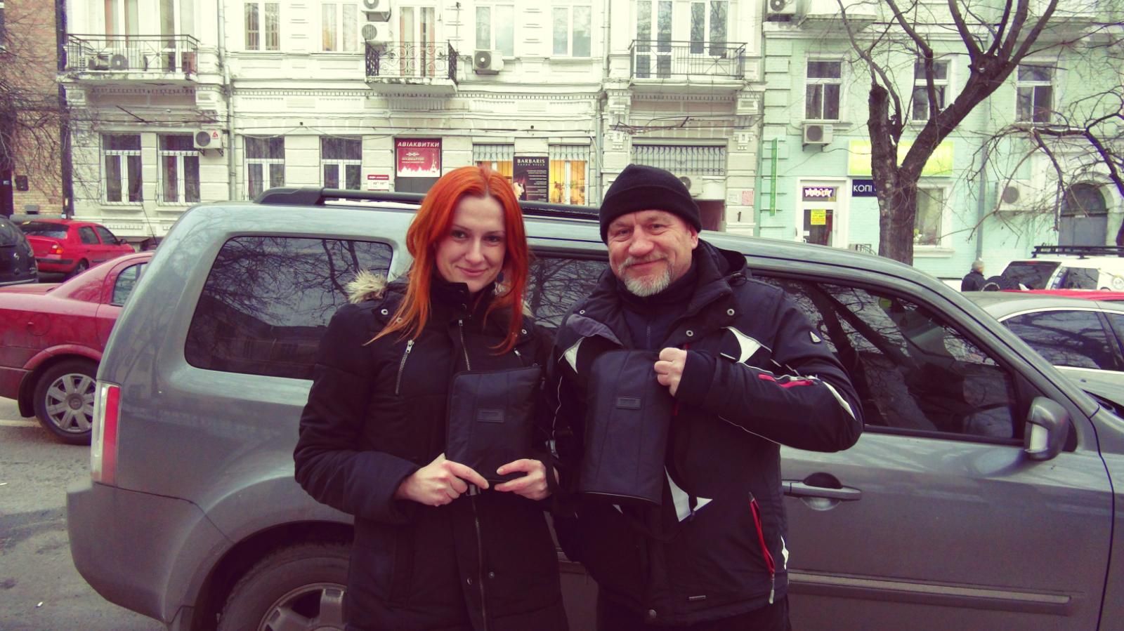 Волонтер передал Фонду "24" приборы ночного видения Волонтер передал Фонду "24" приборы ночного видения