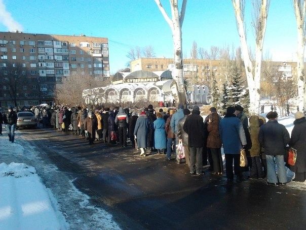 Фото дня: как дончане ждут гуманитарную помощь Фото дня: как дончане ждут гуманитарную помощь