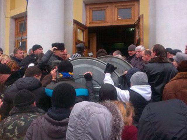 У Вінницьку облраду занесли сміттєві баки для люстрації У Вінницьку облраду занесли сміттєві баки для люстрації