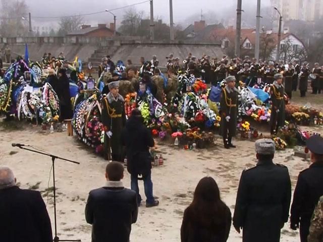 У Львові люди поклали квіти до могил загиблих вояків у зоні АТО