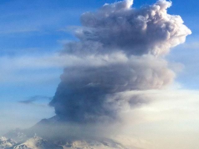 На Камчатке вулкан выбросил 9-километровый столб пепла (Фото)