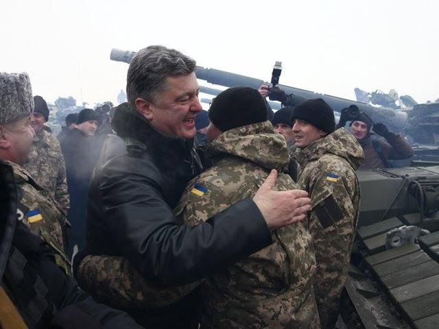 Порошенко присвоил военным Героя Украины Порошенко присвоил военным Героя Украины