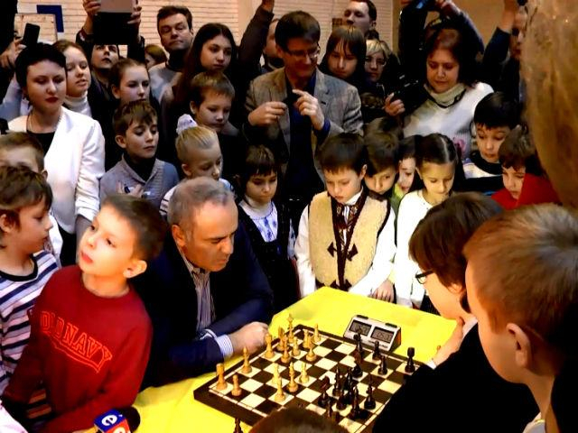 Каспаров открыл шахматный турнир в Киеве
