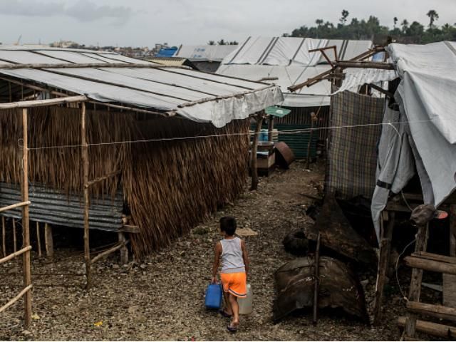 На Филиппинах из-за мощного тайфуна эвакуировали больше миллиона человек