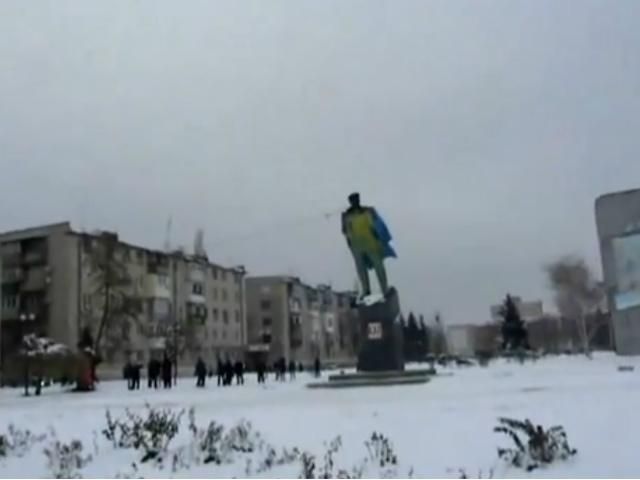 З’явилося відео, як у Новомосковську валять Леніна