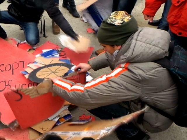 Одесити з місцевою Самообороною протестували проти будівництва автостоянки на пляжі Одесити з місцевою Самообороною протестували проти будівництва автостоянки на пляжі