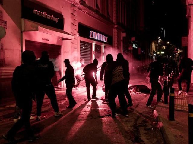 В Греции столкновения с полицией, поджоги авто, битые витрины В Греции столкновения с полицией, поджоги авто, битые витрины
