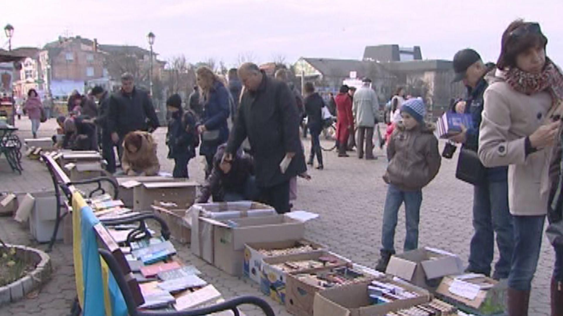 В Ужгороді продавали книги, щоб зібрати гроші на армію
