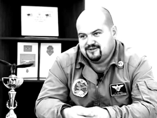 В Славянске Кобзона заменили на портрет сбитого украинского летчика (Видео) В Славянске Кобзона заменили на портрет сбитого украинского летчика (Видео)