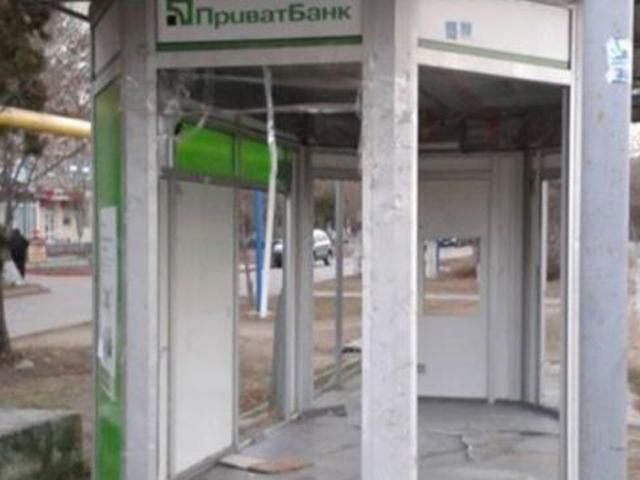 В Керчи разгромили отделение "Приватбанка" и похитили банкомат
