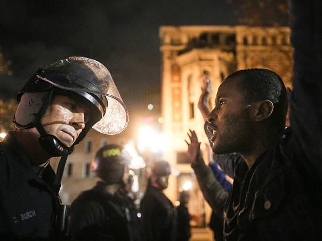 Протесты в США не утихают, в Окленде полиция разогнала демонстрантов Протесты в США не утихают, в Окленде полиция разогнала демонстрантов