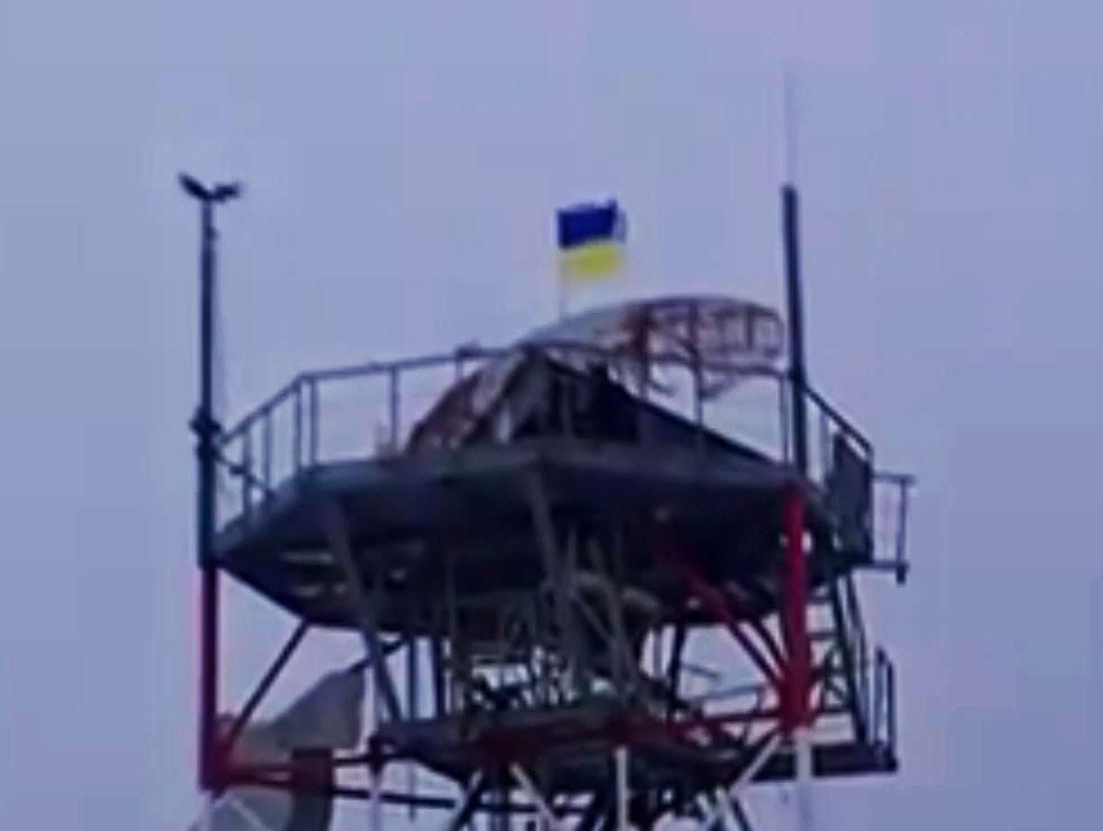 "Кіборги" вивісили прапор України на метеовежі в аеропорту