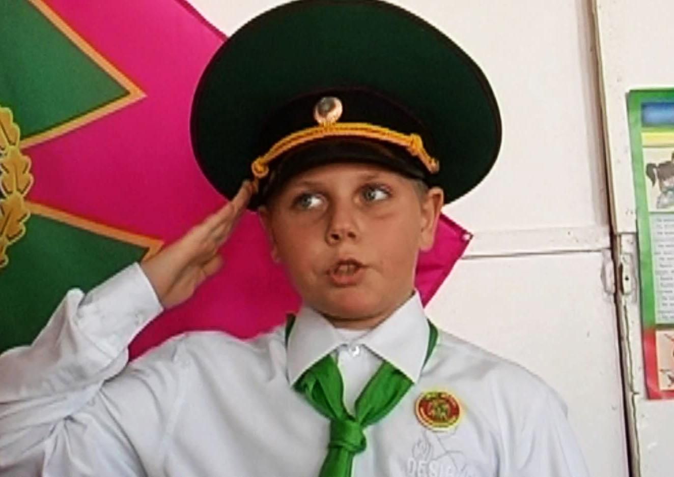 Херсонские пограничники обучают школьников военному делу Херсонские пограничники обучают школьников военному делу