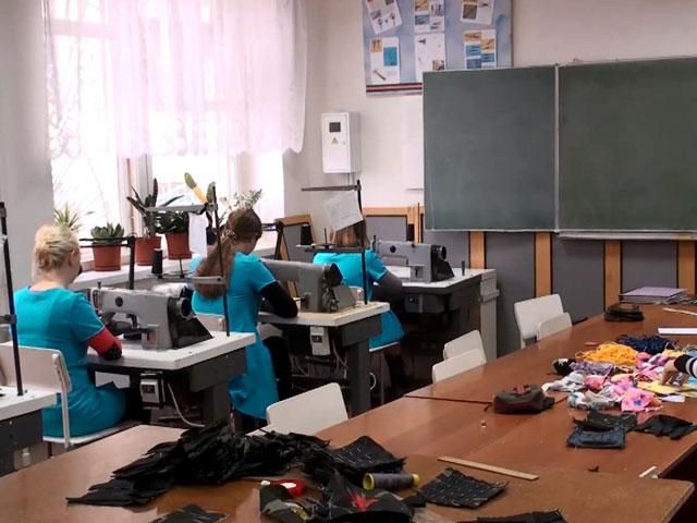 Житомирские волонтеры шьют для бойцов АТО аптечки с системой Molle Житомирские волонтеры шьют для бойцов АТО аптечки с системой Molle