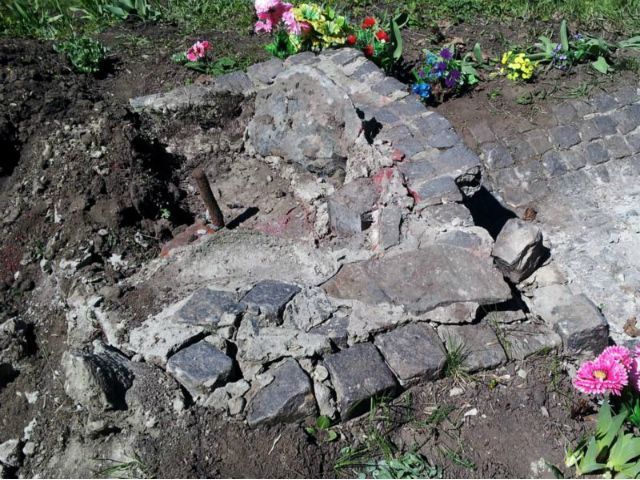 В Харькове неизвестные взорвали памятный знак воинам УПА (Фото) В Харькове неизвестные взорвали памятный знак воинам УПА (Фото)