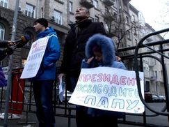 Банкову пікетують діти військового, який вже 100 днів у полоні бойовиків