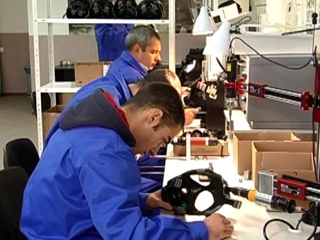 В Україні виготовляють протигази "натівського" зразка для бійців АТО В Україні виготовляють протигази "натівського" зразка для бійців АТО