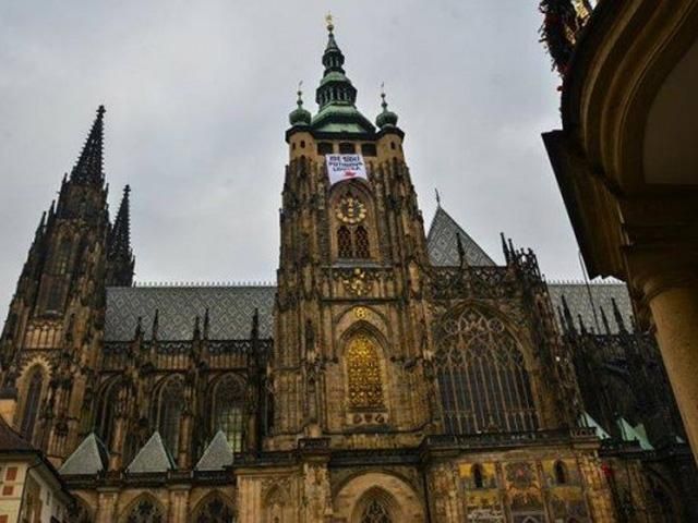 Фото дня: У Празі вивісили транспарант "Тут сидить маріонетка Путіна" Фото дня: У Празі вивісили транспарант "Тут сидить маріонетка Путіна"