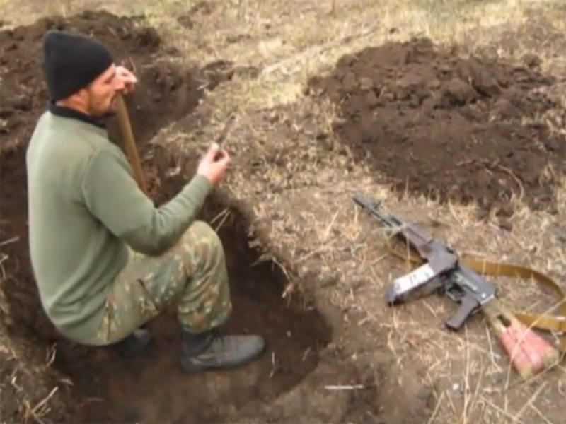 Украинские военные роют окопы под донецким аэропортом