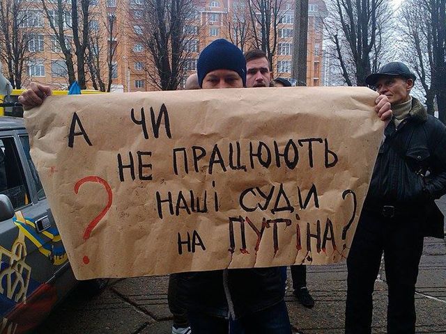 В Черкассах под админсудом жгли шины (Фото) В Черкассах под админсудом жгли шины (Фото)