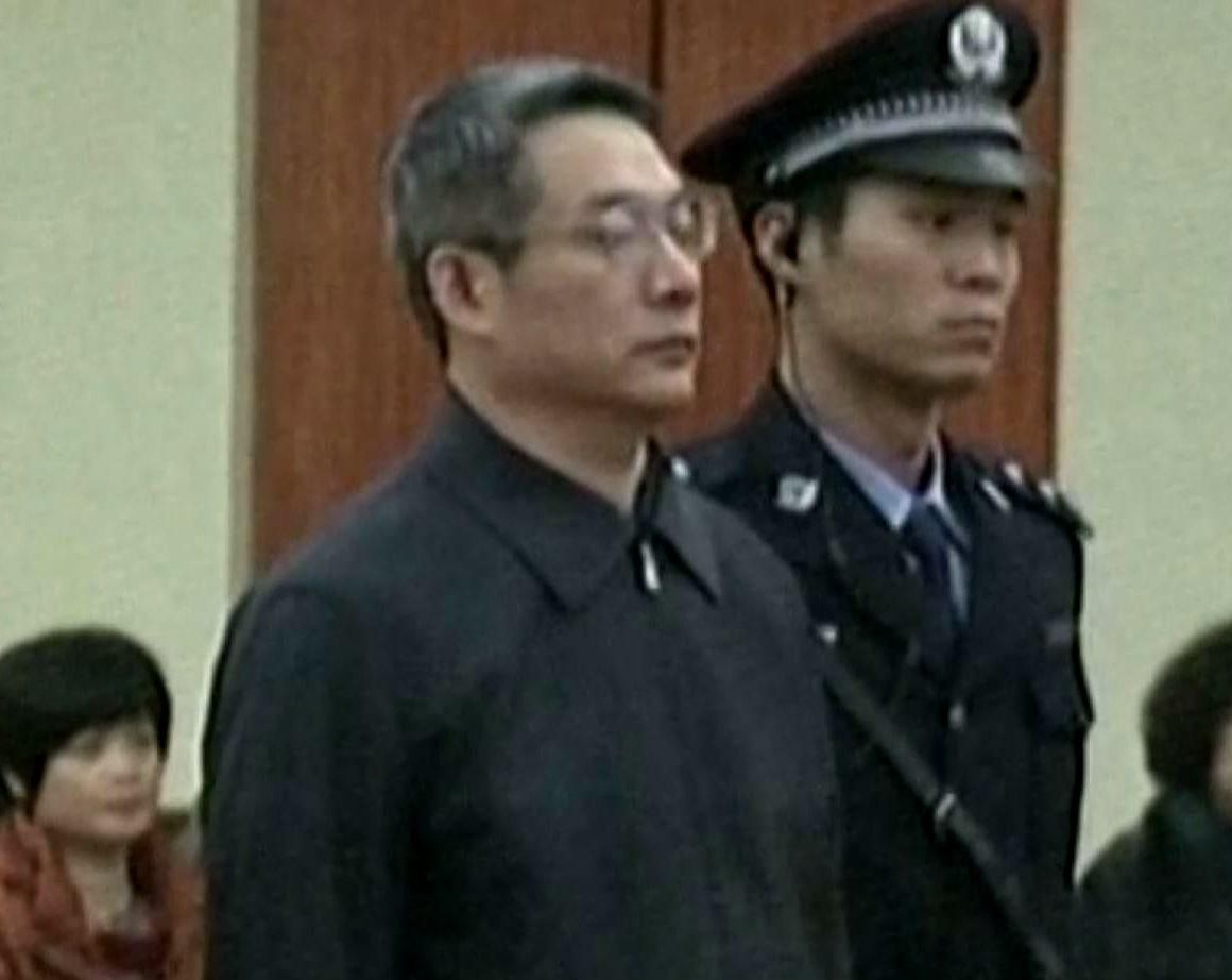 Китайского чиновника за взяточничество посадили пожизненно Китайского чиновника за взяточничество посадили пожизненно