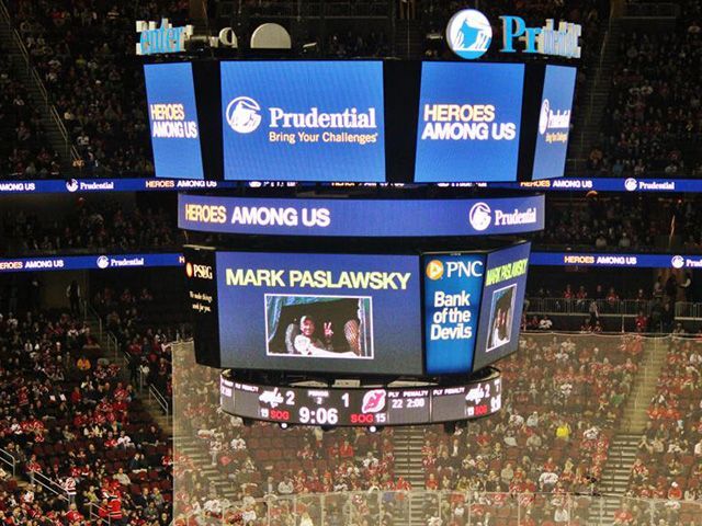 У США на матчі НХЛ вшанували пам'ять бійця "Донбасу" (Фото) У США на матчі НХЛ вшанували пам'ять бійця "Донбасу" (Фото)